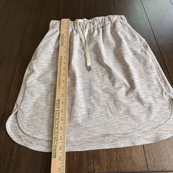 Lululemon On the Fly Skirt Size 8 Gray & White Tennis Outdoor Sports NEW! - Picture 5 of 7